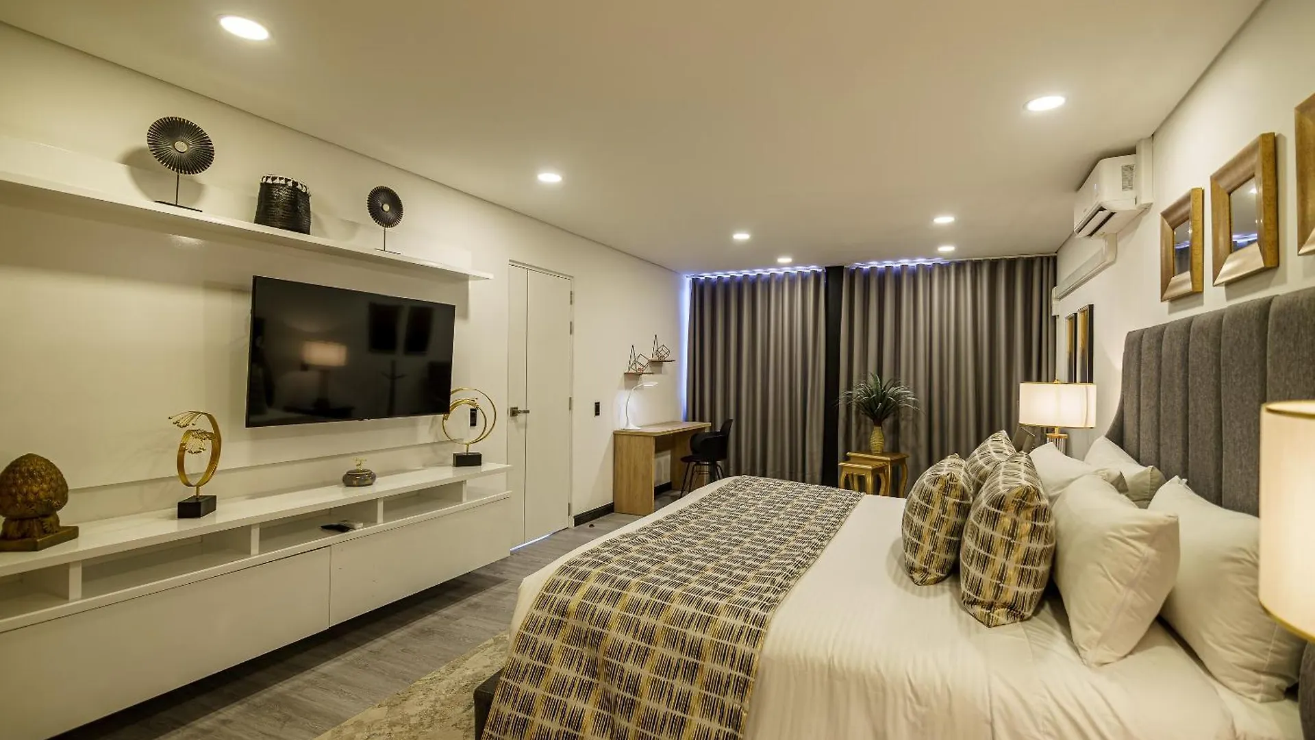 ****  First Class Hotel Medellin Colombia