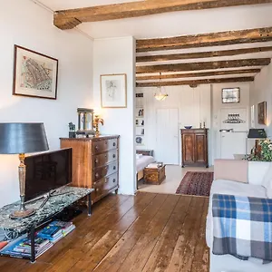 https://classy-room-17th-c-canalhouse.amsterdamhotelsnl.com